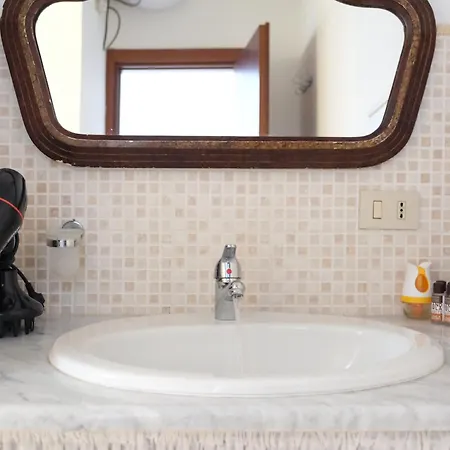 Nel Centro Storico Di - Via Meli's House アパート パレルモ