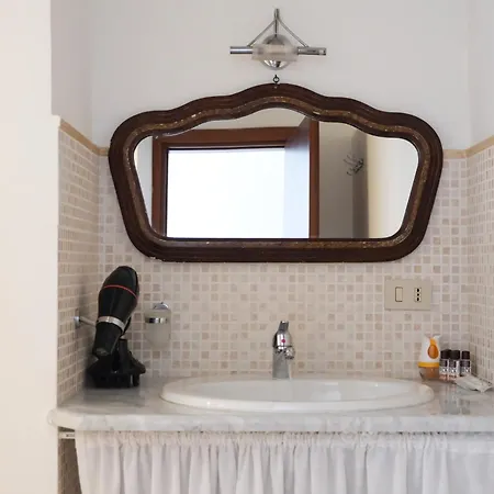 Nel Centro Storico Di - Via Meli's House アパート パレルモ